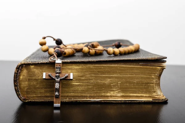 Cuentas del Rosario y libro de oraciones . — Foto de Stock