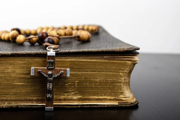 Rosary beads and prayer book. — Stock Photo, Image