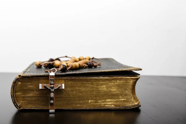 Rosary beads and prayer book. — Stock Photo, Image