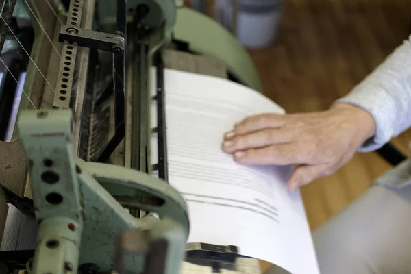 Máquina para costurar páginas de livros com fios em tipografia . — Fotografia de Stock