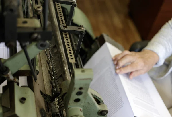 Машина для сшивания книжных страниц нитками в типографии . — стоковое фото