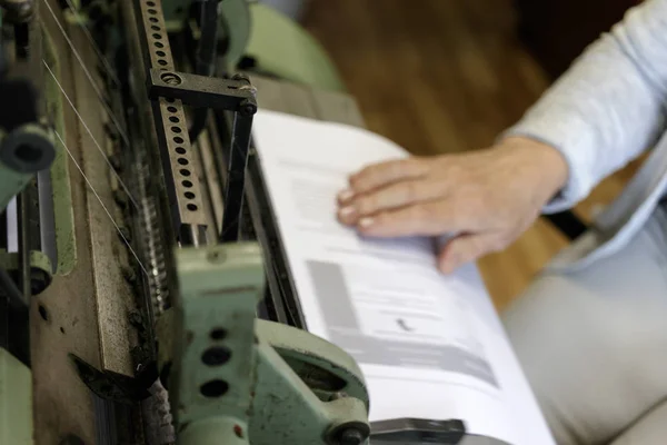 Maschine zum Heften von Buchseiten mit Fäden in Typografie. — Stockfoto