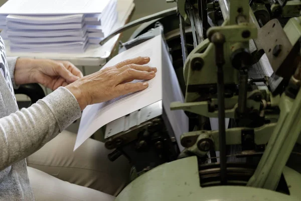 Máquina para costurar páginas de livros com fios em tipografia . — Fotografia de Stock