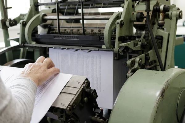 Máquina para costurar páginas de livros com fios em tipografia . — Fotografia de Stock