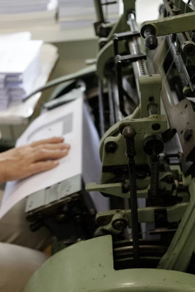 Machine for stitching book pages with threads in typography. — Stock Photo, Image