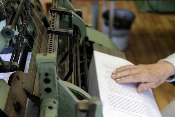 Machine voor het naaien van boek pagina's met draden in typografie. — Stockfoto