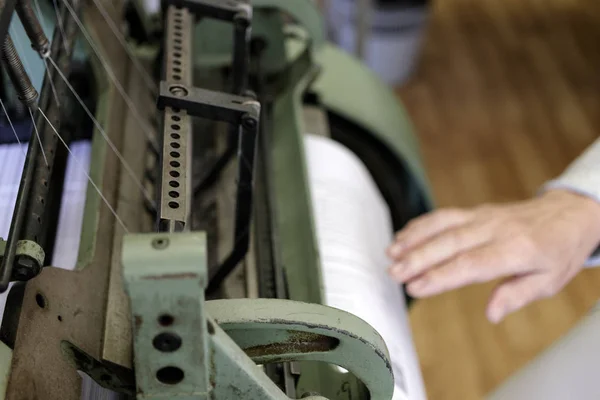 Máquina para coser páginas de libros con hilos en tipografía . — Foto de Stock