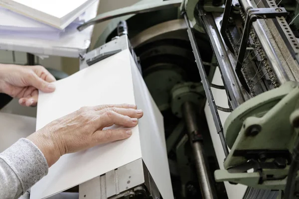 Máquina para coser páginas de libros con hilos en tipografía . — Foto de Stock