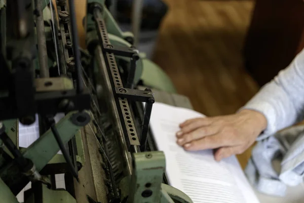 Machine voor het naaien van boek pagina's met draden in typografie. — Stockfoto