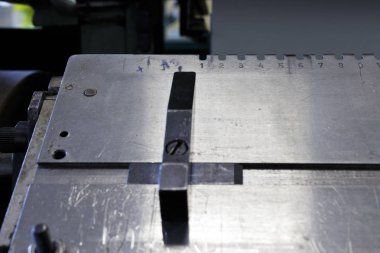 Kitap sayfalarını dikme makinesi. Makinenin elemanları.