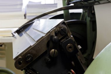 Kitap sayfalarını dikme makinesi. Makinenin elemanları.