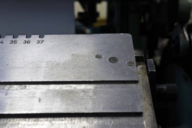 Kitap sayfalarını dikme makinesi. Makinenin elemanları.