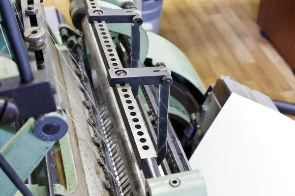 책 페이지를 바느질기계. 기계의 요소. — 스톡 사진
