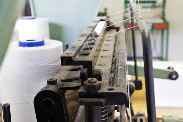 Máquina para coser páginas de libros. Elementos de la máquina . — Foto de Stock