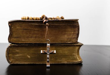 Tespih boncukları ve dua kitapları.