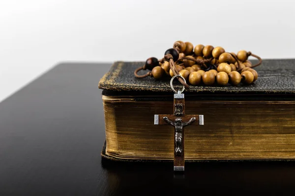 Rosary beads and prayer book. — Stock Photo, Image