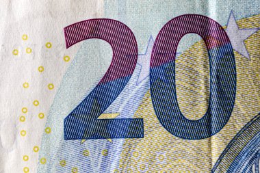 Yirmi Euro. Makro.