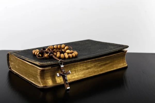 Rosary beads and prayer book. — Stock Photo, Image