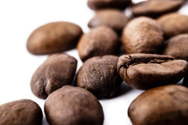 beyaz üzerine kahve çekirdekleri.