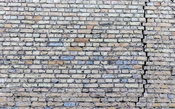 Grieta en la pared de ladrillo viejo . — Foto de Stock