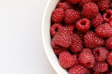 bir tabak içinde ahududu.