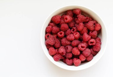 bir tabak içinde ahududu.