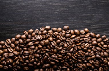 Ahşap arka planda kahve çekirdekleri.