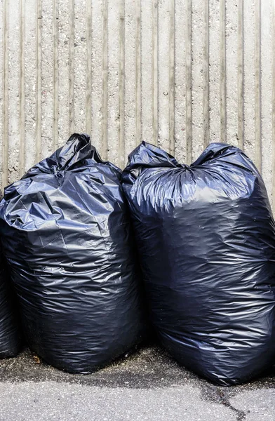 Черные пластиковые пакеты для мусора . — стоковое фото