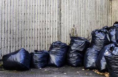 Siyah plastik çöp torbaları..