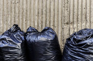 Siyah plastik çöp torbaları..
