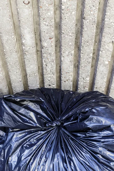 Черный пластиковый мусорный пакет . — стоковое фото