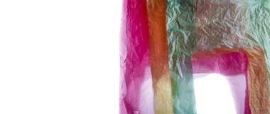 Beyaz üzerine plastik alışveriş torbaları..