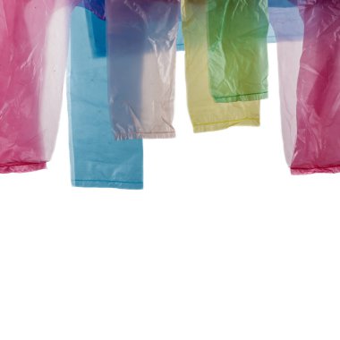 Parlak beş plastik alışveriş torbası. Kollar.