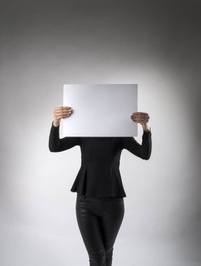 Genç ve çekici bir kadın elinde beyaz kağıt tutuyor..