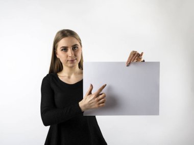Genç ve çekici bir kadın elinde beyaz kağıt tutuyor..