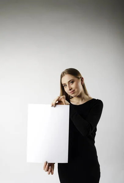 年轻貌美的女人拿着白纸. — 图库照片
