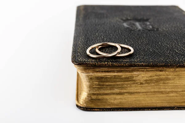 Dva snubní prsteny na bibli. — Stock fotografie