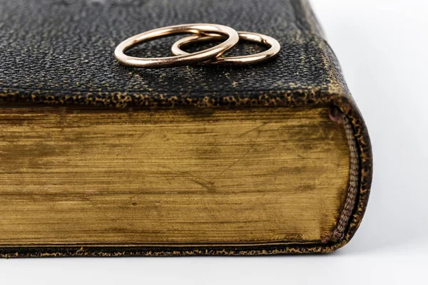 Dos anillos de boda en una biblia . —  Fotos de Stock