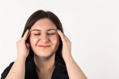 Kadın şüphe ve tereddütle dolu. Mavili kadın baş ağrısı çekiyor. Hastalık ve hastalık konsepti. Baş ağrısı.