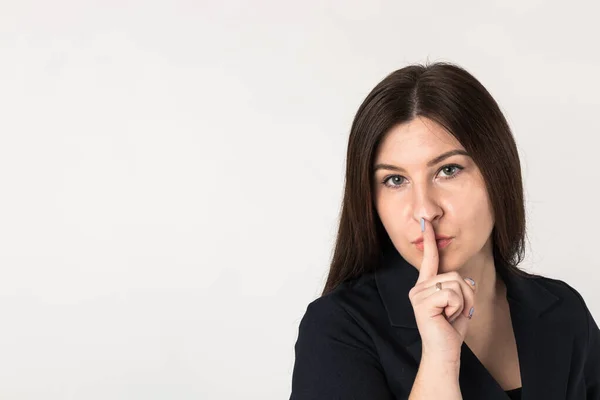 Mujer Sobre Fondo Brillante Mostrando Signo Silencio Cierra Boca Dedo —  Fotos de Stock