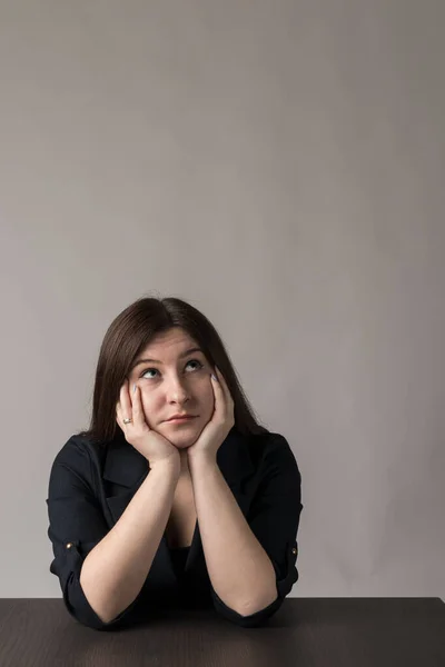 Jonge Vrouw Het Blauw Zit Aan Tafel Vrouw Vol Twijfel — Stockfoto