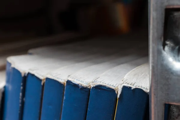 Régi Könyvek Könyvtárban Sok Különböző Könyv Van Polcokon Boltban — Stock Fotó