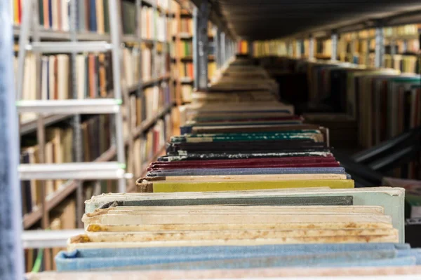 Vecchi Libri Biblioteca Molti Libri Diversi Sugli Scaffali Del Negozio — Foto Stock