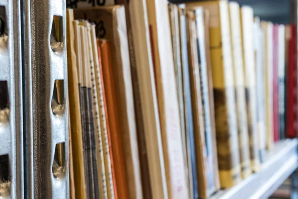 Vecchi Libri Biblioteca Molti Libri Diversi Sugli Scaffali Del Negozio — Foto Stock