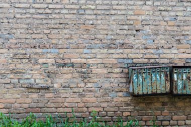 Eski Sovyet tarzı posta kutuları. Duvardaki eski metal ve numaralandırılmış posta kutuları. Yazışmalar.