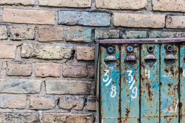 旧ソ連スタイルのメールボックス レンガの壁に古い金属と番号のメールボックス — ストック写真
