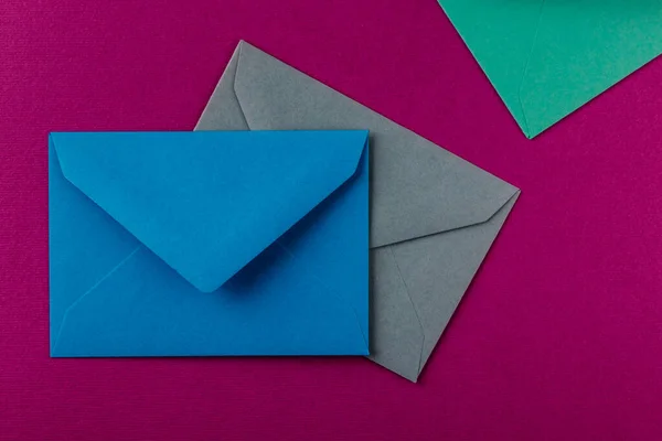 보라색 배경에 봉투가 우편물 — 스톡 사진