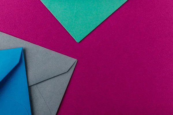 Envelopes Coloridos Sobre Fundo Roxo Envelopes Correio Mesa — Fotografia de Stock