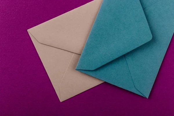 紫色背景上的彩色信封 桌上的邮包 — 图库照片