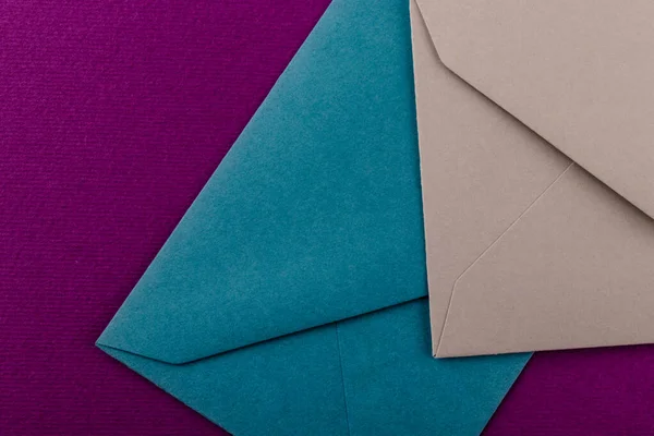 Sobres Coloridos Sobre Fondo Púrpura Sobres Correo Sobre Mesa — Foto de Stock